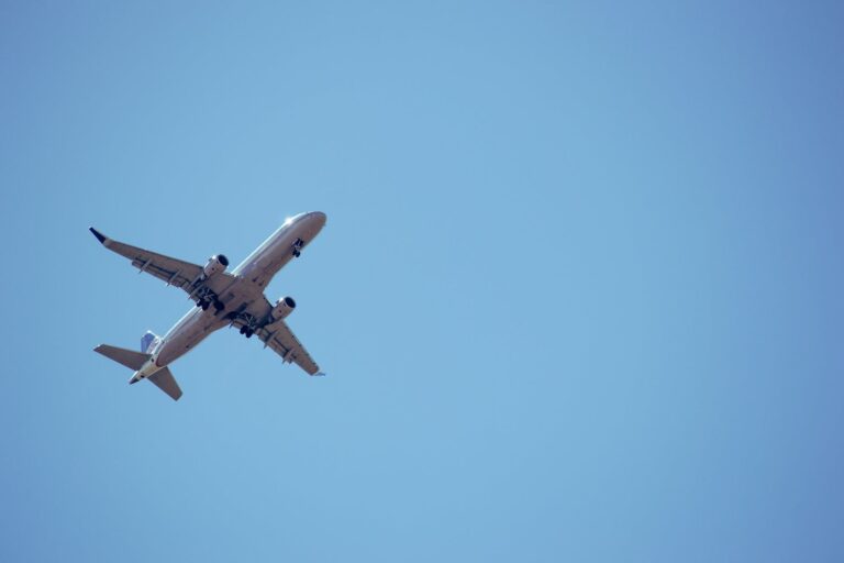 white airliner